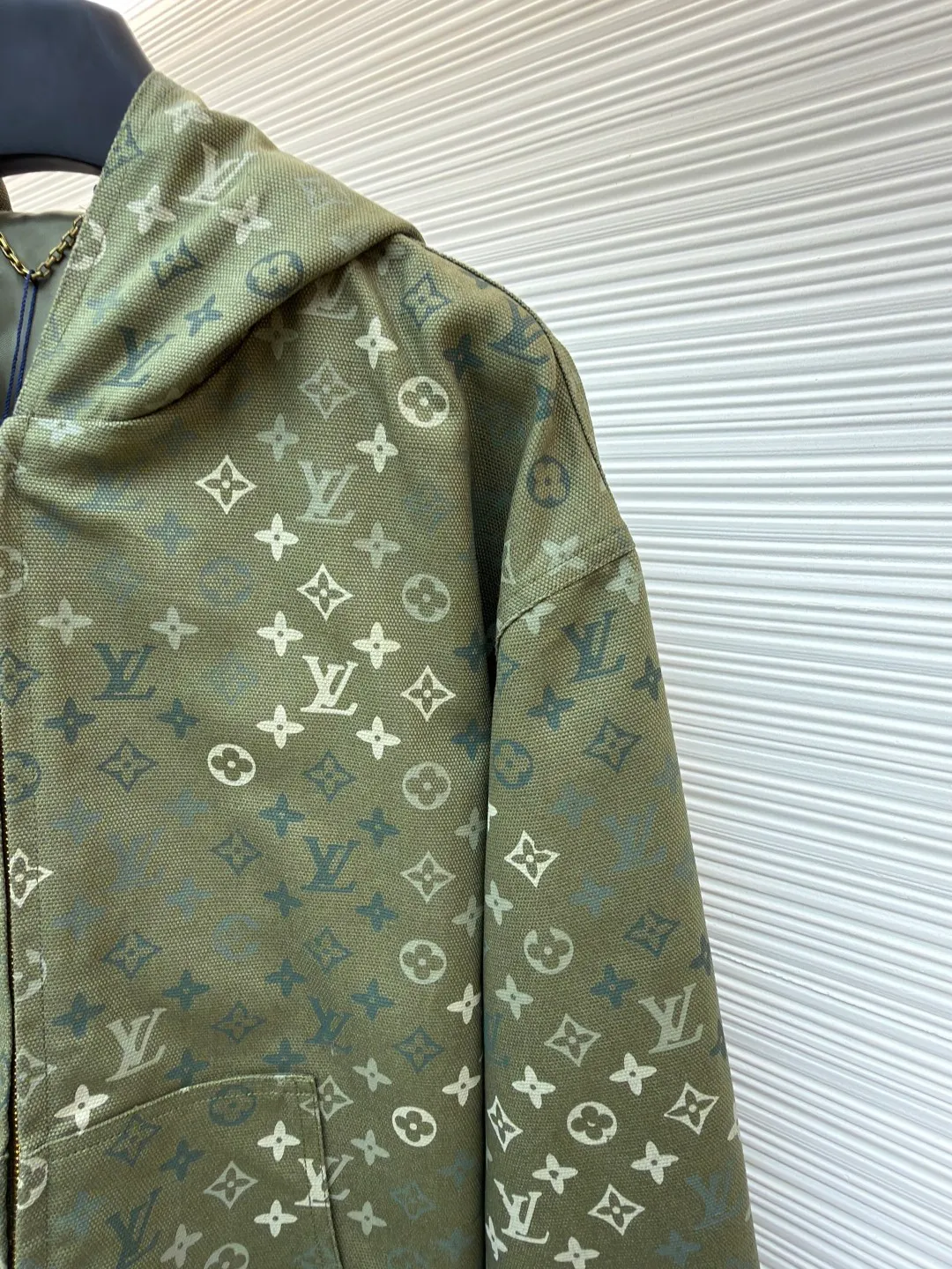 LOUIS VUITTON canvas hooded tunic jacket ●Original version: purchased and developed by 44974 ●Item number: 1682150-B75 ●Fabric: canvas fabric ●Technology: printing production ●Color: green ●Version: fitted version ●Weight: about 1025 grams ●Size: S-M-L-XL ●Description: This hooded zipper jacket is made of high-density twill blended fabric. It has been washed and aged to give the fabric a retro-aged matte texture and a soft and drapey wearing experience. The classic presbyopia pattern printed all over the surface is presented through digital direct inkjet printing. The pattern has high precision and the color blends naturally with the fabric and is not easy to fall off and crack. The body is cut into a loose-fitting drop-shoulder version, and the shoulder splicing uses a flat car double-line seam process to route the lines. It is neat and improves shoulder support. The zipper adopts a custom-made metal molded zipper with smooth and wear-resistant teeth, which harmoniously echoes the color of the body. The hem and cuffs are made of high-elastic ribbing, which is pre-shrunk to prevent deformation. The inside of the hood is double-layered, making the shape of the hat stiff and not easy to collapse. The overall turning process adopts 0.8cm dense copy line technology, and every inch of stitching is even and fine. Every detail shows exquisite clothing technology and quality control. The overall wiring is straight and delicate, the fabric is comfortable and soft, and the color is consistent without color difference. It can be matched with the same style to create a fashionable look and control various occasions. Customized accessories, complete with three standards, same style for men and women!